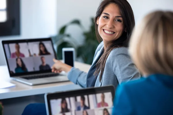 Skott Två Affärskvinnor Talar Medan Gör Ett Videosamtal Med Olika — Stockfoto