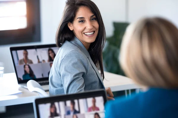 Girato Due Donne Affari Che Parlano Mentre Fanno Una Videochiamata — Foto Stock