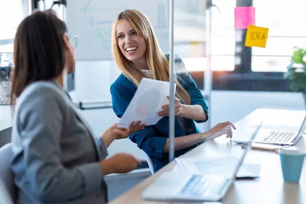 Girato Due Donne Affari Che Passano Documenti Con Mantenere Una — Foto Stock