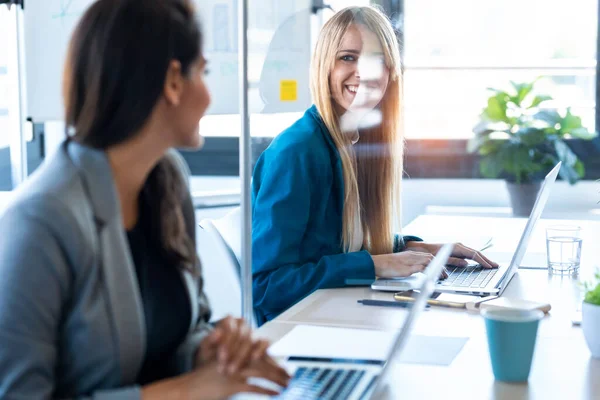 Photo Two Business Women Looking Each Other Work Laptops Divided — Stock Photo, Image