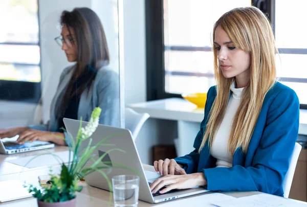 Tiro Duas Mulheres Negócios Trabalham Com Laptops Mesa Particionada Espaço — Fotografia de Stock