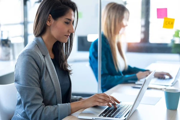 Tiro Duas Mulheres Negócios Trabalham Com Laptops Mesa Particionada Espaço — Fotografia de Stock