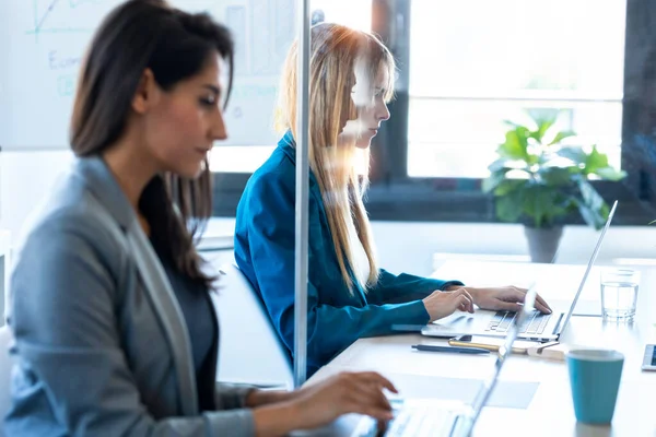 Tiro Duas Mulheres Negócios Trabalham Com Laptops Mesa Particionada Espaço — Fotografia de Stock