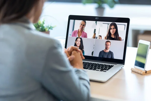 Vista Posterior Empleada Femenina Hablando Videollamada Con Diversos Colegas Sesión — Foto de Stock