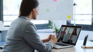 Kadın çalışanın çeşitli meslektaşlarıyla evdeki bilgisayarla online brifingde görüntülü konuşma videosu..