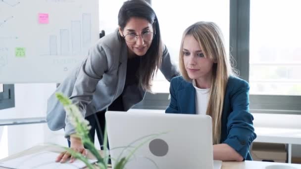 Vídeo Dos Mujeres Negocios Trabajando Juntas Con Portátil Oficina — Vídeo de stock