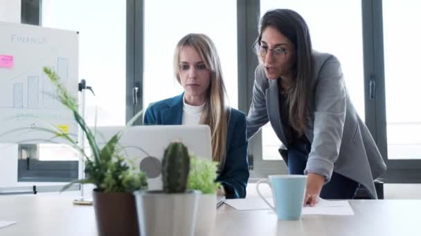 Vídeo Dos Mujeres Negocios Trabajando Juntas Con Portátil Oficina — Vídeos de Stock