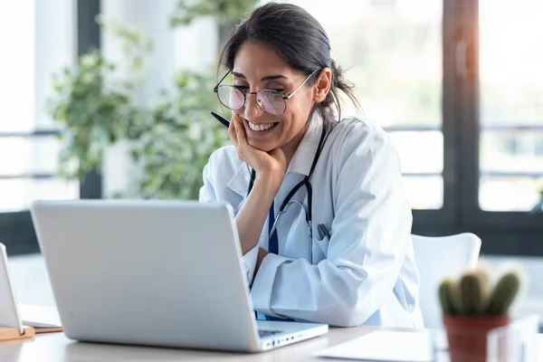 Prise Vue Une Femme Médecin Souriante Travaillant Avec Son Ordinateur — Photo