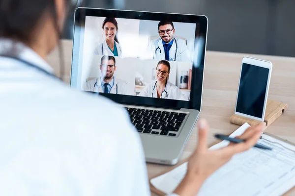 Achteraanzicht Van Vrouwelijke Arts Gesprek Met Collega Een Videogesprek Met — Stockfoto