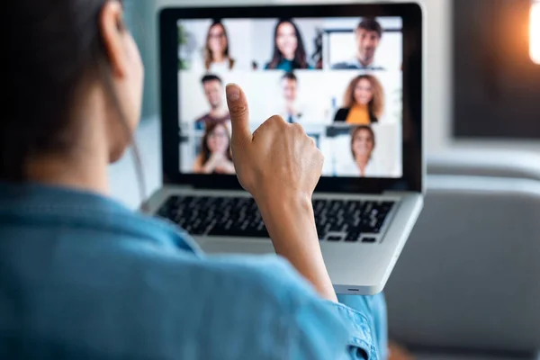 Visão Traseira Mulher Negócios Fazendo Videochamada Mostrando Polegar Até Laptop — Fotografia de Stock