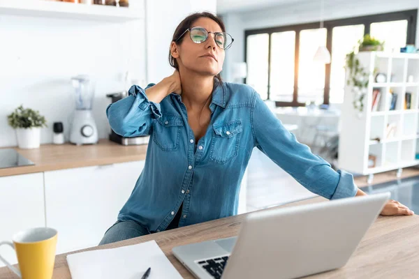 Tiro Mulher Negócios Cansado Com Dor Pescoço Olhando Desconfortável Enquanto — Fotografia de Stock