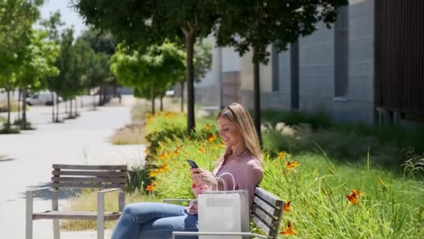 Video Van Mooie Blonde Vrouw Met Behulp Van Haar Mobiele — Stockvideo