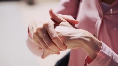 Sokakta ellerini dezenfektanla temizleyen kadının videosu..