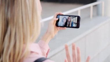 Sokakta kalan iki genç iş kadınıyla görüntülü konuşma videosu..