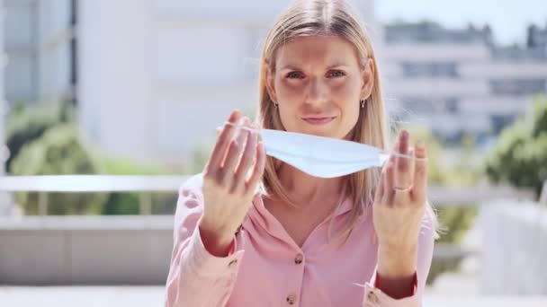 Vídeo Uma Bela Mulher Loira Usando Máscara Protetora Rua — Vídeo de Stock
