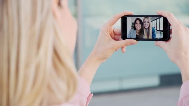 Vídeo Visão Traseira Mulher Tendo Uma Conversa Vídeo Com Duas — Vídeo de Stock