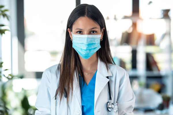 Portrait Young Female Doctor Medical Mask Looking Camera Consultation — Stock Photo, Image