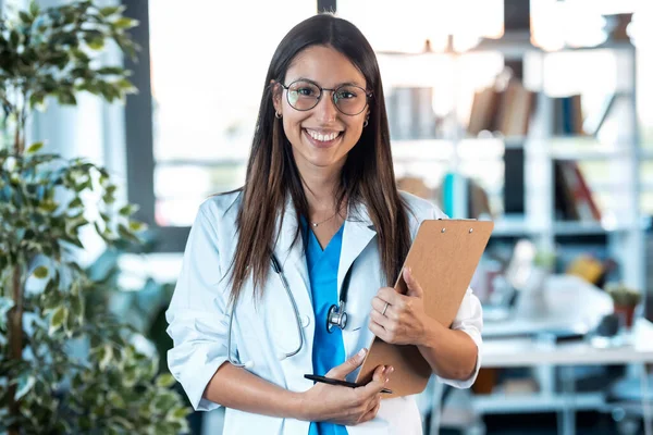 Porträtt Glad Ung Kvinnlig Läkare Ler Och Tittar Kameran Medan — Stockfoto