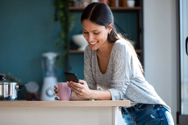 Shot Smiling Young Woman Using Her Mobile Phone While Drinking — Stock Photo, Image