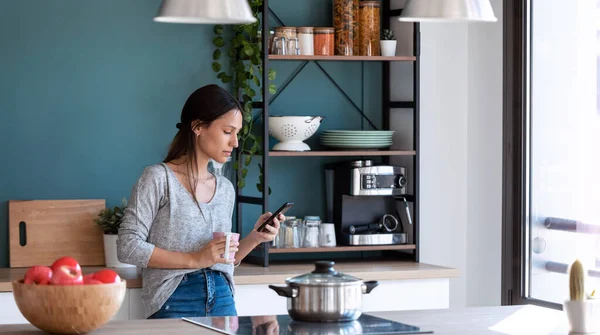 Tourné Jeune Femme Concentrée Utilisant Son Téléphone Portable Tout Buvant — Photo