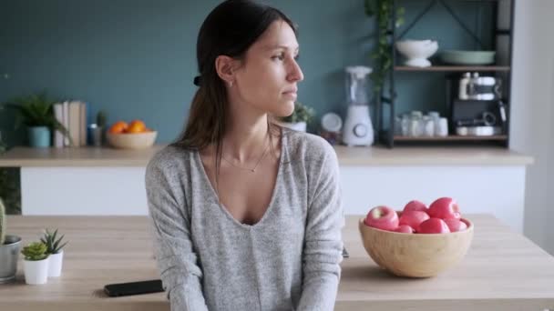 Video Einer Nachdenklichen Jungen Frau Die Zur Seite Schaut Während — Stockvideo