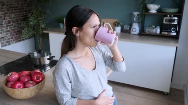 Video Leende Ung Kvinna Dricka Kopp Kaffe Och Sedan Titta — Stockvideo