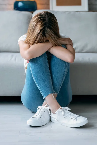 Strzał Deprecjonującej Młodej Kobiety Myślącej Swoich Problemach Siedząc Podłodze Salonie — Zdjęcie stockowe