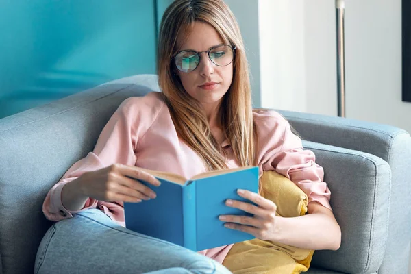 Foto Una Mujer Joven Bonita Leyendo Libro Mientras Está Sentada —  Fotos de Stock