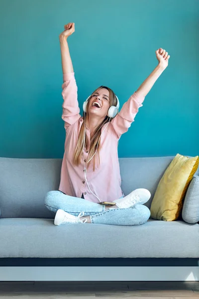 Foto Mujer Joven Motivada Escuchando Música Con Teléfono Inteligente Mientras — Foto de Stock