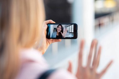 Sokakta otururken genç ve güzel bir iş kadınıyla görüntülü konuşma..