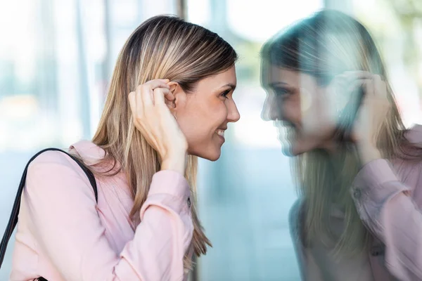 Shot Hermosa Mujer Rubia Mirando Escaparate Mientras Camina Por Calle — Foto de Stock