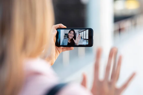 Fotografía Vista Trasera Mujer Teniendo Una Conversación Vídeo Con Bastante —  Fotos de Stock