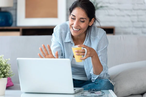 Skott Affärskvinna Viftar Medan Har Ett Online Videosamtal Bärbar Dator — Stockfoto