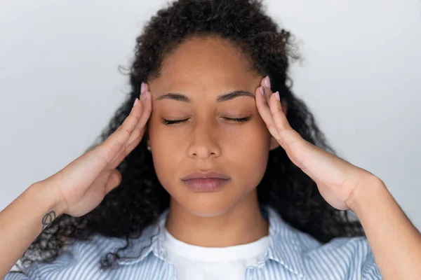 Portrait Pretty Young African American Woman Touching Her Head Discomfort — Stock Photo, Image