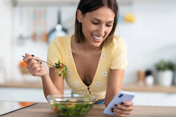 Portrét Krásné Mladé Ženy Pomocí Mobilního Telefonu Při Jídle Salát — Stock fotografie