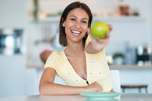 Porträtt Vacker Ung Kvinna Visar Ett Grönt Äpple Till Kameran — Stockfoto