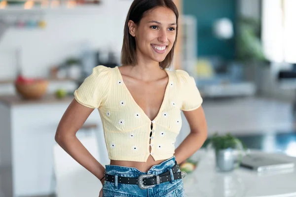 Shot Van Lachende Jonge Vrouw Staan Keuken Thuis — Stockfoto