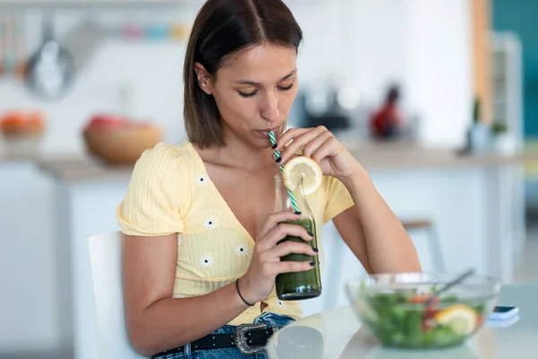 Shot Pretty Young Woman Drinking Green Detox Juice Kitchen Home — Stock Photo, Image