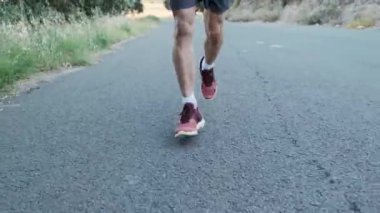 Atletik, güçlü, olgun bir sporcunun sahada koşuşunun videosu..