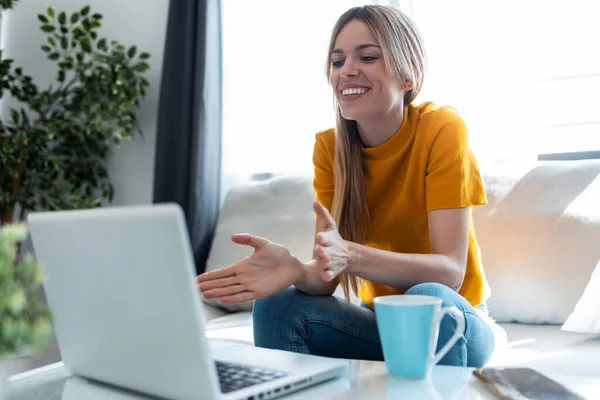 Sırıtkan Sarışın Bir Kadının Dizüstü Bilgisayarında Otururken Görüntüsü — Stok fotoğraf