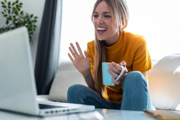 Sırıtkan Sarışın Bir Kadının Dizüstü Bilgisayarında Otururken Görüntüsü — Stok fotoğraf