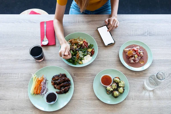 Close Jovem Mulher Comendo Alimentos Saudáveis Usar Seu Telefone Celular — Fotografia de Stock