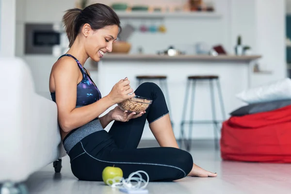 Shot Sporty Young Woman Eating Bowl Muesli While Listening Music — Stock Photo, Image