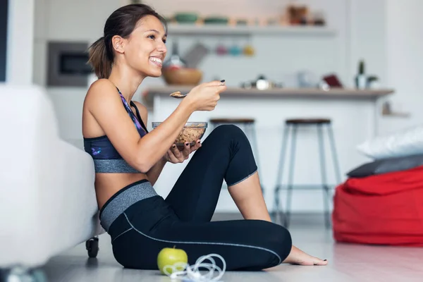 Foto Una Joven Deportista Comiendo Tazón Muesli Mientras Escucha Música —  Fotos de Stock