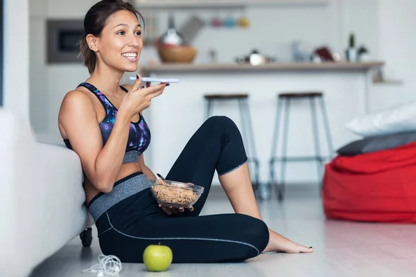 Spor Yapan Genç Bir Kadının Bir Kase Müsli Yerken Cep — Stok fotoğraf