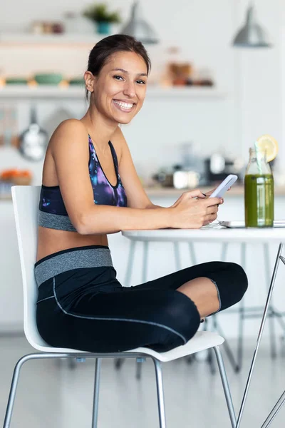 Spor Yapan Genç Bir Kadının Evdeki Egzersizlerden Sonra Cep Telefonunu — Stok fotoğraf