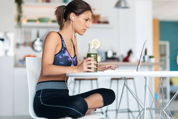 Shot Sporty Young Woman Working Her Laptop Session Exercises Kitchen — Stock Photo, Image