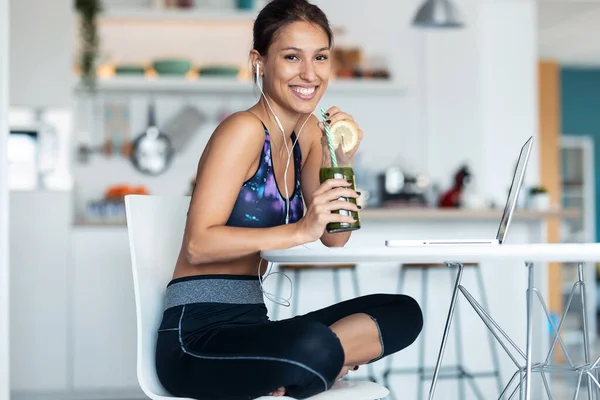 Tiro Mujer Joven Deportiva Bebiendo Jugo Desintoxicación Mientras Trabaja Con —  Fotos de Stock