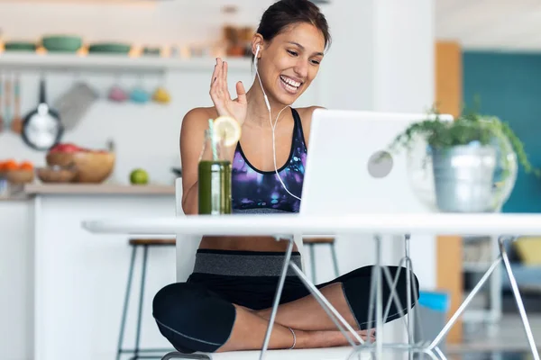 Colpo Bella Donna Sportiva Che Una Videochiamata Online Tramite Computer — Foto Stock