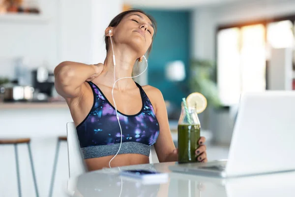 Tiro Mulher Esportiva Jovem Cansado Sofrendo Dor Pescoço Enquanto Bebe — Fotografia de Stock